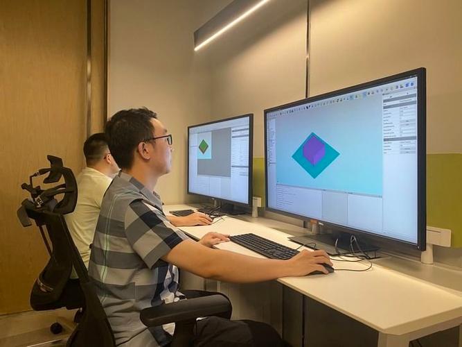 9月23日,研发工程师在重庆励颐拓软件有限公司产品研发中心工作.